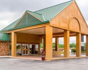 a gas station with a green roof at Hotel Veranda DuBois in DuBois