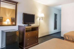 Quality Inn & Conference Centerにあるベッド