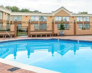 una piscina frente a un edificio en Quality Inn & Suites Indiana, PA, en Indiana