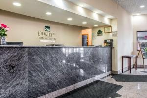 Predvorje ili recepcija u objektu Quality Inn & Suites Fairview