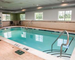 une grande piscine intérieure d'eau bleue dans l'établissement Sleep Inn & Suites Harrisburg - Hershey North, à Harrisburg