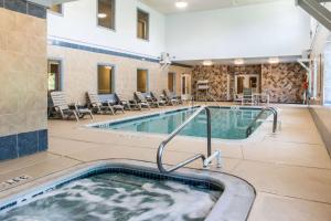 a pool with a hot tub in a building at Comfort Inn Lancaster County in Columbia