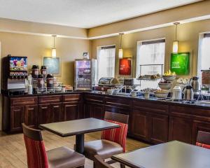 a restaurant with a counter with tables and chairs at SureStay Plus by Best Western Jonestown Lebanon Valley in Jonestown