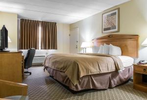 En eller flere senger på et rom på Quality Inn & Suites Fairview