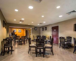 A restaurant or other place to eat at Quality Inn & Suites NJ State Capital Area