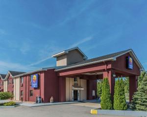 uma vista frontal de um hotel com um edifício em Comfort Inn Belle Vernon em Belle Vernon