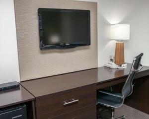 En TV eller et underholdningssystem på Sleep Inn & Suites Harrisburg - Hershey North
