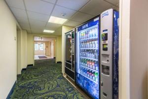 une chambre avec un distributeur automatique dans un bâtiment dans l'établissement Quality Inn & Suites Conference Center West Chester, à West Chester