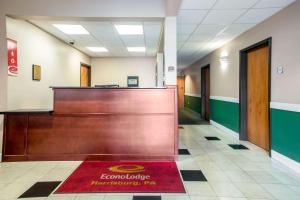 un couloir de l'hôpital avec un tapis de bienvenue rouge au sol dans l'établissement Econo Lodge Harrisburg - Hershey, à Harrisburg