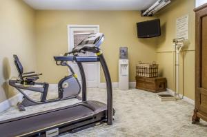 - une salle de sport avec un tapis de course et une télévision à écran plat dans l'établissement The Federal Pointe Inn Gettysburg, Ascend Hotel Collection, à Gettysburg