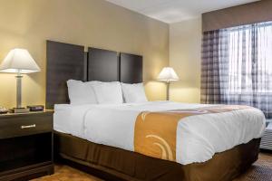 Tempat tidur dalam kamar di Quality Inn & Suites Harmarville