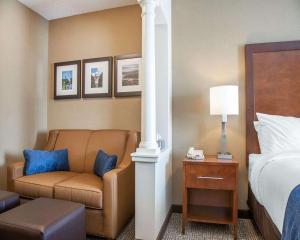 Postel nebo postele na pokoji v ubytování Comfort Suites West Warwick - Providence