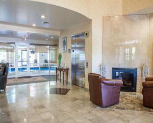 Posezení v ubytování Comfort Suites West Warwick - Providence
