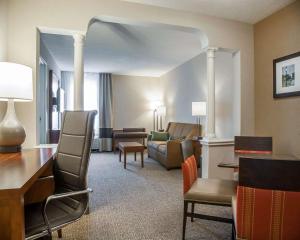 Posezení v ubytování Comfort Suites West Warwick - Providence