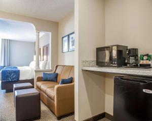 Kuchyň nebo kuchyňský kout v ubytování Comfort Suites West Warwick - Providence