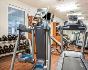 Fitness centrum a/nebo fitness zařízení v ubytování Comfort Suites West Warwick - Providence