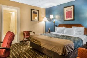 Postel nebo postele na pokoji v ubytování Econo Lodge Cranston - Providence