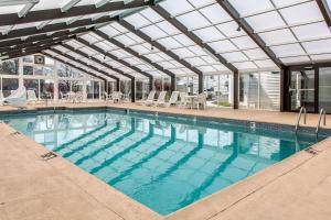 Bazén v ubytování Quality Inn & Suites Middletown - Newport nebo v jeho okolí