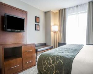 Postel nebo postele na pokoji v ubytování Comfort Suites West Warwick - Providence