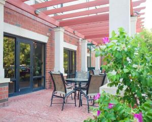 Patio nebo venkovní prostory v ubytování Comfort Suites West Warwick - Providence