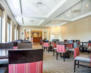 Restaurace v ubytování Comfort Suites West Warwick - Providence