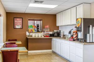 Kuchyň nebo kuchyňský kout v ubytování Econo Lodge Cranston - Providence