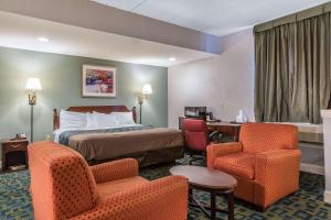 Postel nebo postele na pokoji v ubytování Econo Lodge Cranston - Providence