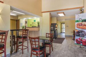 - un restaurant avec une table et des chaises dans la chambre dans l'établissement Quality Inn & Suites, à Harmarville