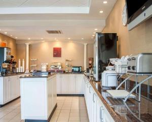 Kuchyň nebo kuchyňský kout v ubytování Comfort Suites West Warwick - Providence