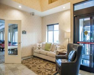 Posezení v ubytování Comfort Suites West Warwick - Providence