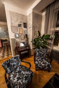 プラハにあるAuthentic Art Apartmentのリビングルーム(椅子2脚、植物付)