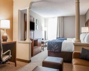 Postel nebo postele na pokoji v ubytování Comfort Suites West Warwick - Providence + 37 fotografií