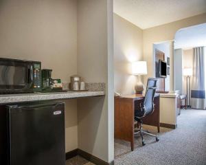 Kuchyň nebo kuchyňský kout v ubytování Comfort Suites West Warwick - Providence