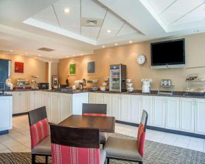 Kuchyň nebo kuchyňský kout v ubytování Comfort Suites West Warwick - Providence