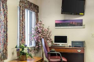 TV a/nebo společenská místnost v ubytování Econo Lodge Cranston - Providence