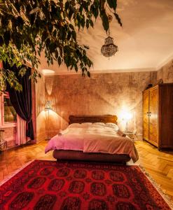 プラハにあるAuthentic Art Apartmentのベッドルーム1室(赤い敷物のベッド1台付)