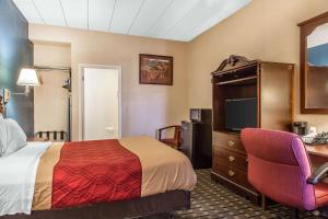 Postel nebo postele na pokoji v ubytování Econo Lodge Cranston - Providence