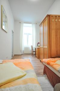 ウィーンにあるFerienwohnung Schloessel 26/18のベッドルーム1室(ベッド2台、キャビネット付)