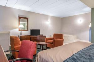 TV a/nebo společenská místnost v ubytování Econo Lodge Cranston - Providence