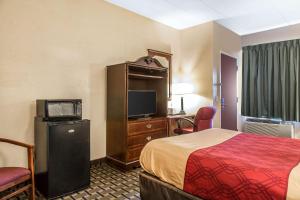 Postel nebo postele na pokoji v ubytování Econo Lodge Cranston - Providence