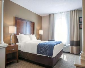 Postel nebo postele na pokoji v ubytování Comfort Suites West Warwick - Providence