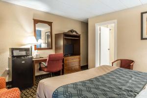 Postel nebo postele na pokoji v ubytování Econo Lodge Cranston - Providence