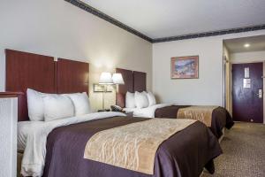 a hotel room with two beds in a room at Comfort Inn & Suites FtJackson Maingate in Columbia +20 photos