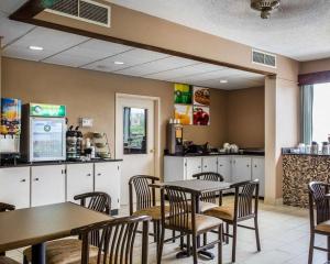 een restaurant met tafels en stoelen en een keuken bij Quality Inn Mullins - Marion in Country Club Estates