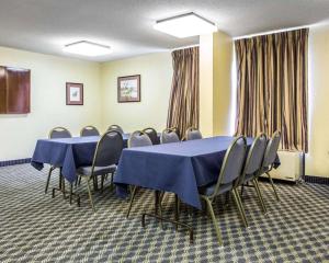 een conferentiezaal met blauwe tafels en stoelen bij Quality Inn Mullins - Marion in Country Club Estates
