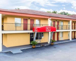 un edificio de hotel con toldo rojo en un aparcamiento en Econo Lodge North Charleston, en Charleston