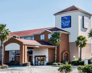 un hotel con un letrero que lee posada del sueño en Sleep Inn Hardeeville - I-95, en Hardeeville