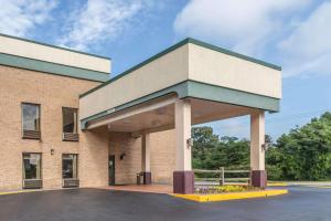 um posto de gasolina num parque de estacionamento em Quality Inn em Greer