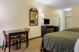 Televisyen dan/atau pusat hiburan di Quality Inn Surfside Myrtle Beach