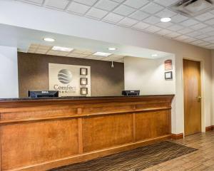 a waiting room with a counter in a hospital at Comfort Inn & Suites Walterboro I-95 in Walterboro